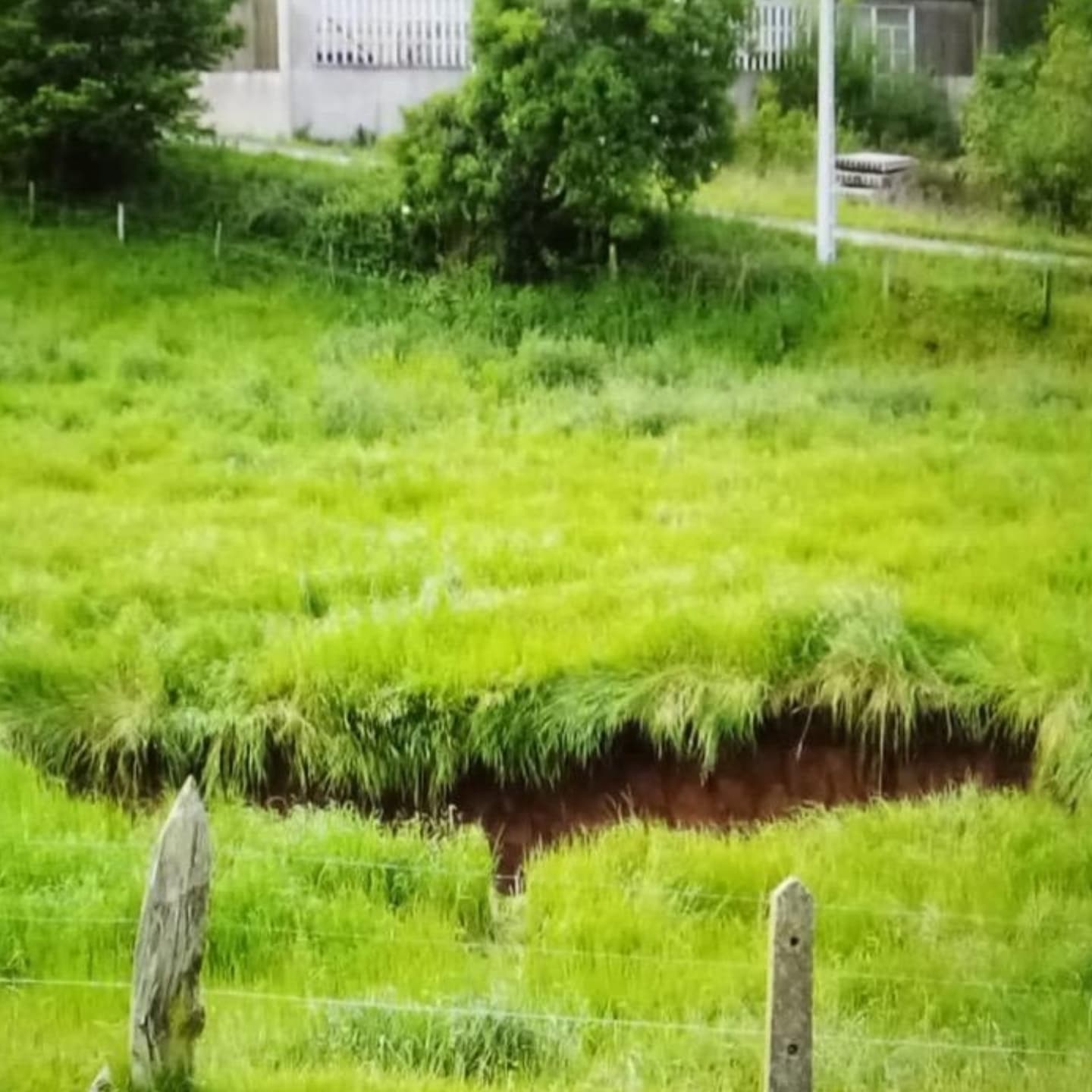 Grietas o inestabilidad del terreno en el valle